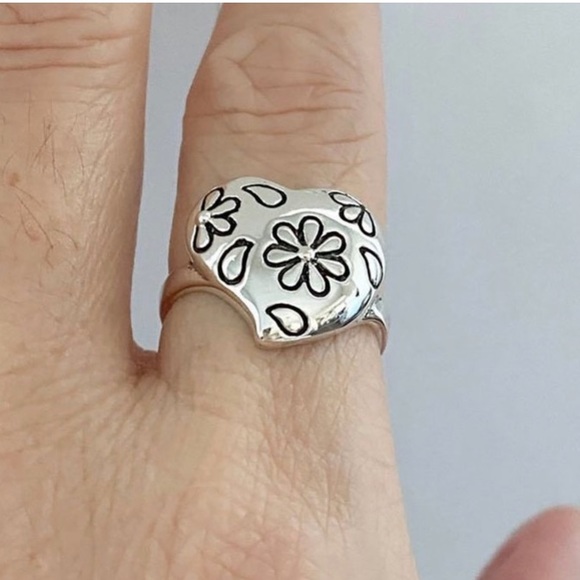 FLOWER RING - Picture 3 of 8